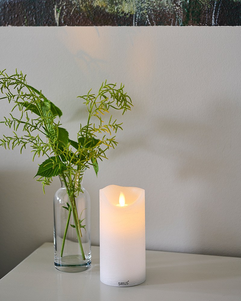 Sara wiederaufladbare Wachs-LED-Kerze, weiß, 7,5 x 15 cm